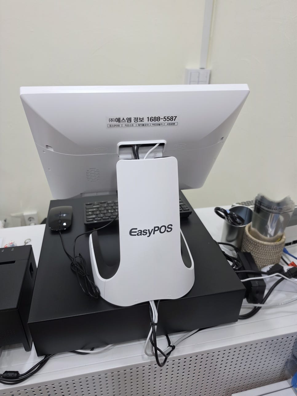 IMU-250 포스 후면과 받침대 아래로 정리한 연결 배선 및 금전함