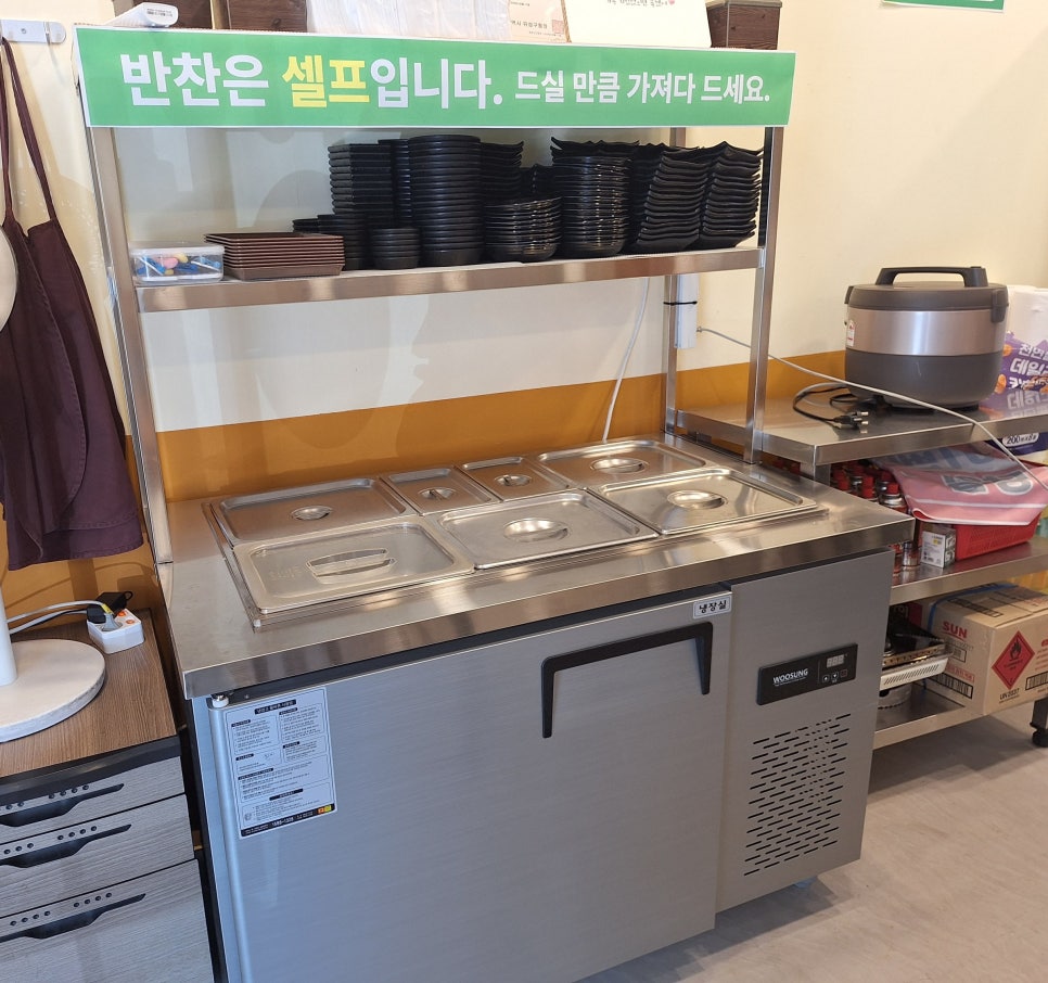 조아생막창의 접시와 반찬 용기가 놓인 셀프 코너